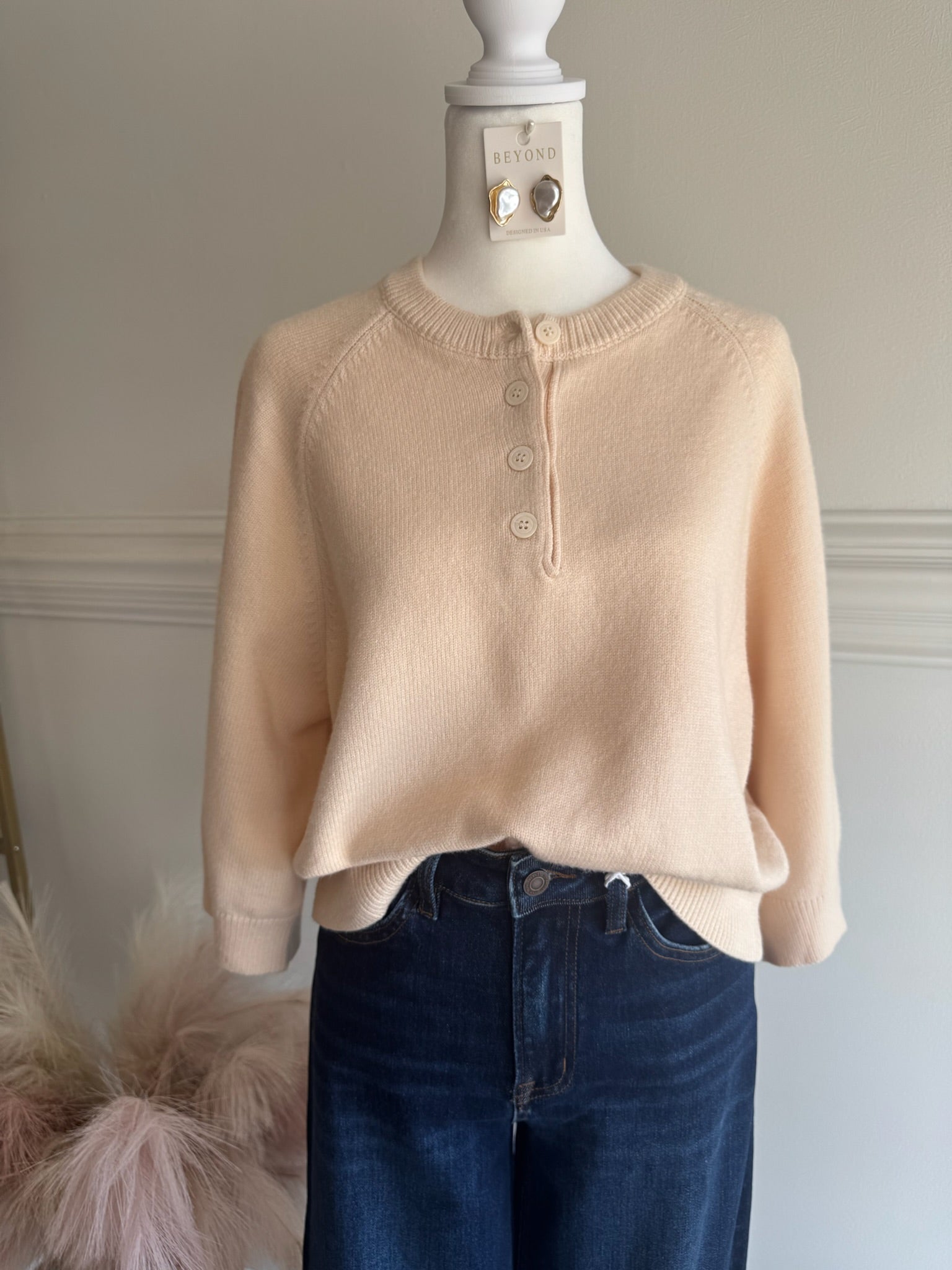 CREAM BUTTON SWEATER